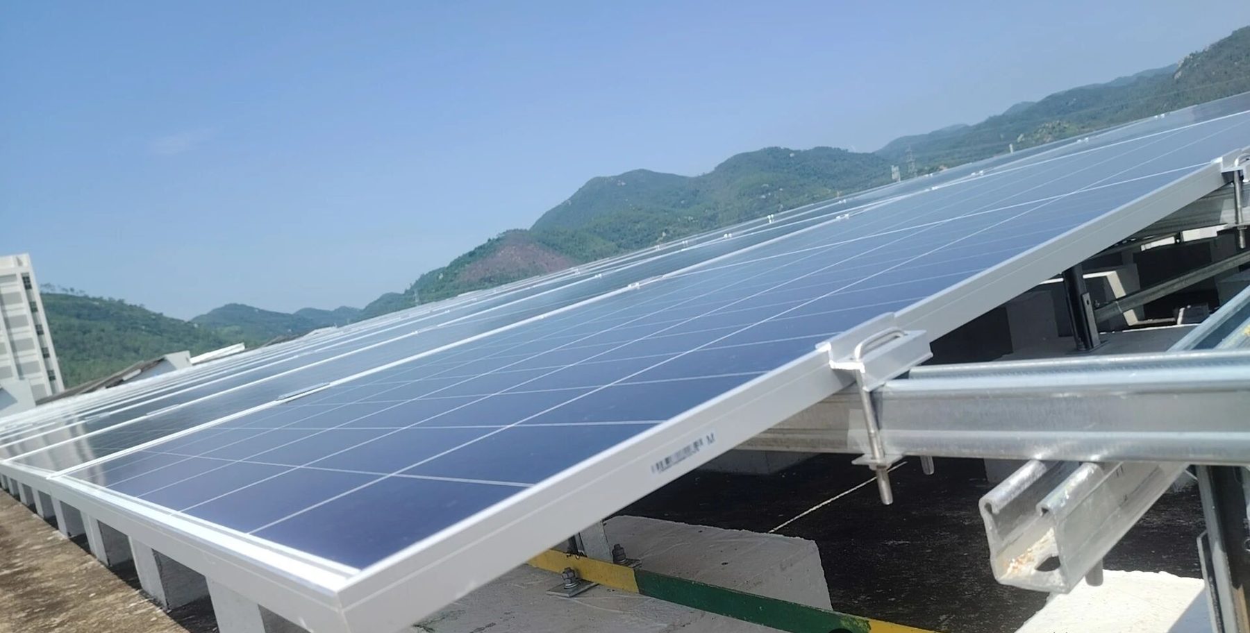 Instalación solar lastrada sobre una cubierta plana