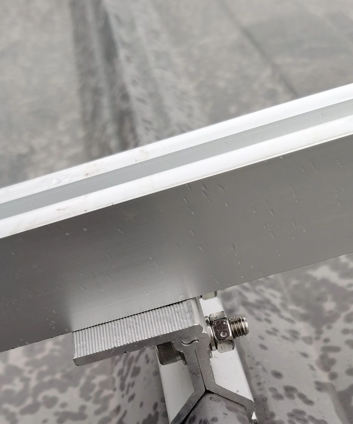Detalle de la grapa de módulo y la fijación al perfil