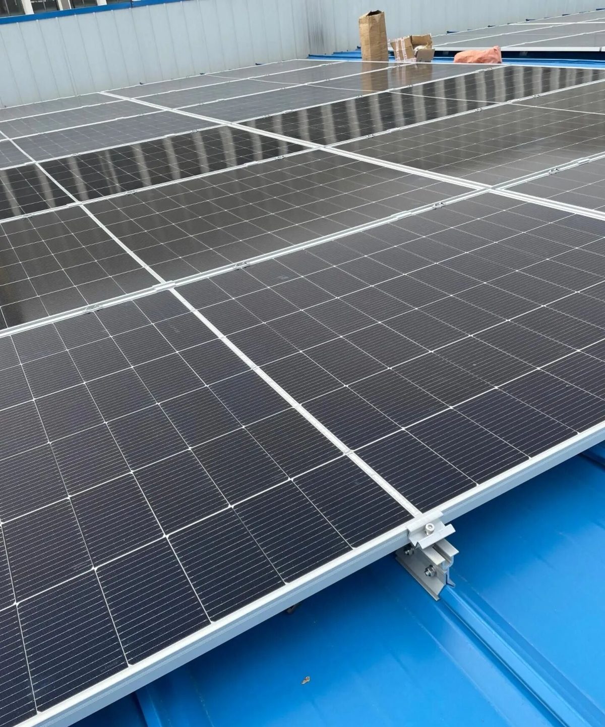 Módulos distribuidos sobre una cubierta metálica trapezoidal